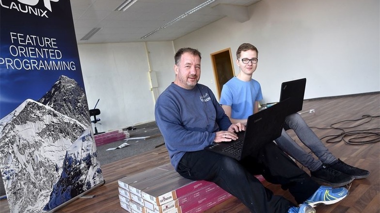 Projektmanager Sven Kloß (links) und Azubi Philipp Lätsch haben für die SZ schon mal ihre Laptops in eines der Büro-Räume mitgenommen. Am Freitag lädt die Firma zum Tag der offenen Tür ein.
