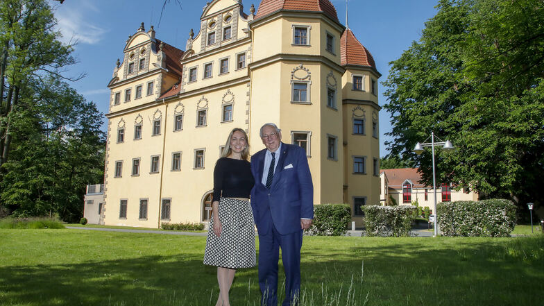 Schlossherrin Kateryna Smura mit Rudolf von Sandersleben vor dem Schlosshotel Althörnitz.