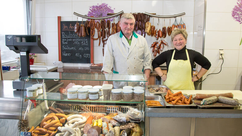 Rudolf Jakob und seine Frau Heike stehen im Hofladen an der Kollmer Straße in Diehsa. Alles, was angeboten wird, ist vom Fleischer selbst hergestellt.