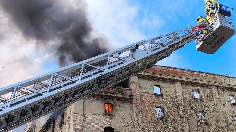 Großbrand in Industriebrache in Dresden: Teile des Gebäudes könnten abgerissen werden