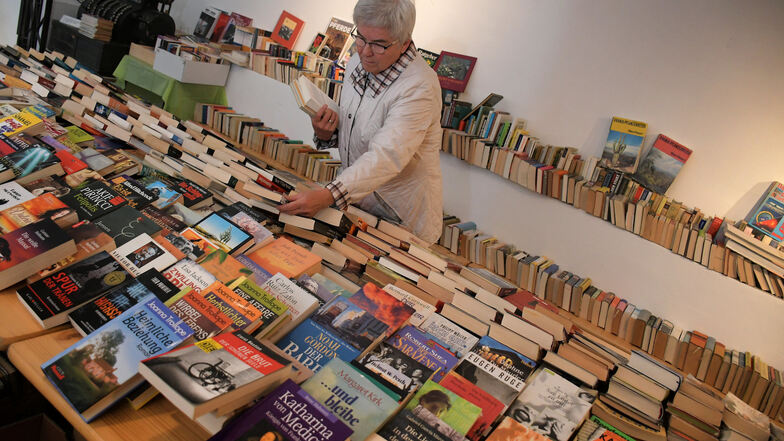 Auch den vorerst letzten Bücherflohmarkt hat sich Stammkundin Rosmarie Marschner nicht entgehen lassen. Sie frischte dort regelmäßig ihren Buchbestand auf.