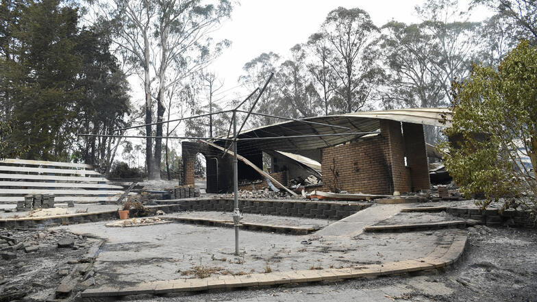 Ein ausgebranntes Wohnhaus steht in der Region East Gippsland im Bundesstaat Victoria. 