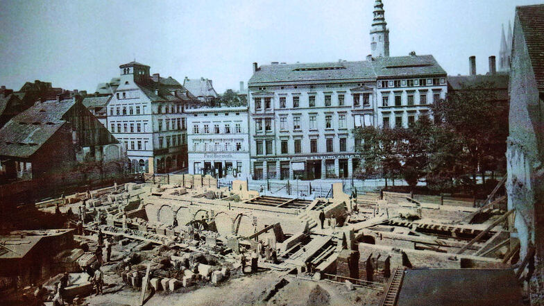 Der Bau für den vor 125 Jahren eingeweihten Gebäudekomplex am Fischmarkt begann 1896 nach dem Abriss vorher dort stehender Häuser.