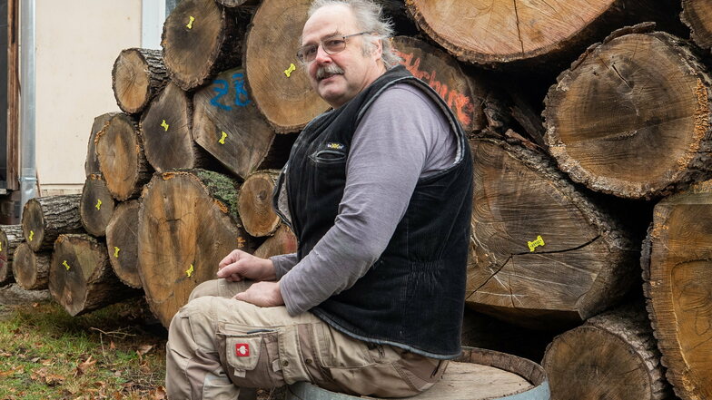 Viel Holz vor der Hütte: Böttcher Uwe Schubert, 62, verarbeitet für seine Pflanzkübel ausschließlich Eichen, etwa 50 Kubikmeter im Jahr. Diese Stämme sind bei Neustadt gewachsen.