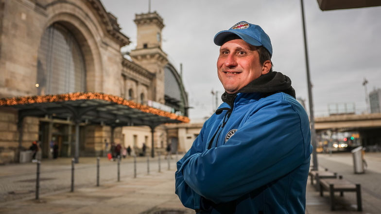 Toni arbeitet mit im Team der Bahnhofmission am Hauptbahnhof Dresden. Früher war er selbst wohnungslos.