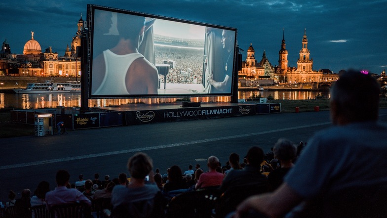 Kinovergnügen mit Dresdens beleuchteter Altstadt im Hintergrund ist immer wieder ein sensationelles Erlebnis.