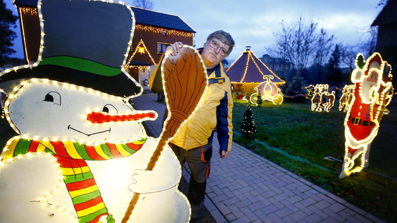 Schnee- und Weihnachtsmann begrüßten auch schon in den Vorjahren links und rechts vom Weg Besucher des Lichtergartens.