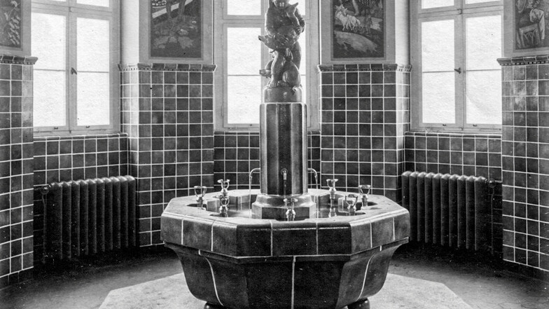 So sah der mit Wandbildern gestaltete Brunnenraum mit dem Märchenbrunnen in der Laubuscher Schule einmal aus. Die Stadt Lauta und die Denkmalpflege sind daran interessiert, den Ursprungszustand wiederherzustellen.