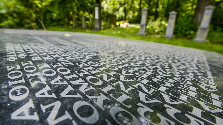 Eine Gedenktafel auf dem Görlitzer Friedhof erinnert an die hier verstorbenen griechischen Soldaten - viele von ihnen starben an der Spanischen Grippe.