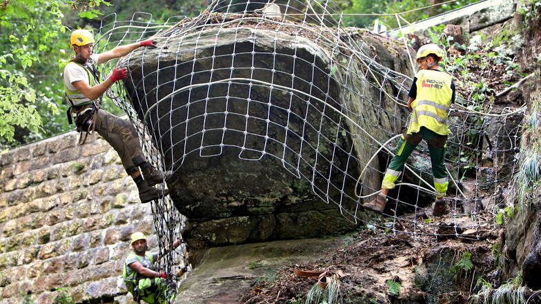 Der Felsblock wurde mit einem Stahlnetz gesichert und im Felsen verankert.