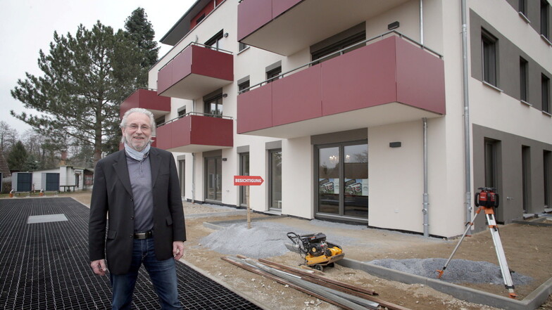 Investor Siegfried Römer vor den neuen Häusern: Bis Ende April ist hier alles fertig.