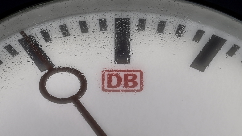 Im Tarifkonflikt bei der Deutschen Bahn geht das Unternehmen nach eigenen Angaben einen weiteren Schritt auf die Lokführergewerkschaft GDL zu.