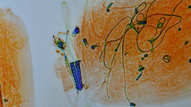 Treffer am Bildschirm des Röntgengerätes: Der blaue Doppelgriff gehört zu einem verbotenen Butterfly-Messer. Gefunden wurde es im Gepäck eines Moldawiers.