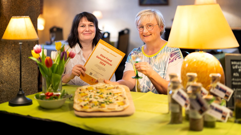 Darauf darf angestoßen werden: Das Restaurant "L'Auberge" in Bischofswerda ist jetzt im Slow Food-Genussführer Deutschland verzeichnet. Inhaberin Tina Weßollek (l.) und Kerstin Mickan, Co-Vorsitzende von Slow Food Lausitz, freuen sich darüber.