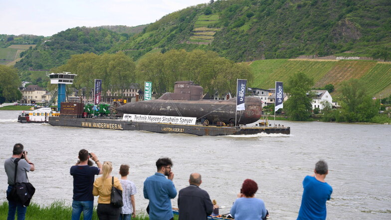 Das ausgemusterte Marine-U-Boot U17 passiert auf dem Weg nach Speyer den Rhein bei Andernach.
