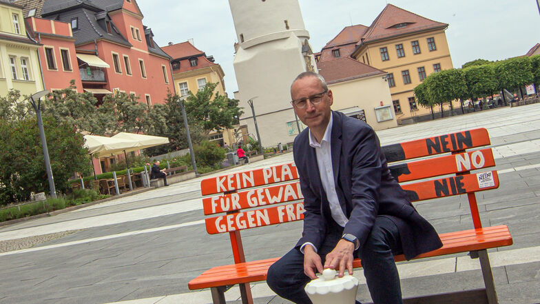 Der Bautzener OB Karsten Vogt begrüßt die Aktionen gegen Gewalt. Er hat im Stadtzentrum auf einer orangen Bank Platz genommen, die auf das Thema Gewalt gegen Frauen aufmerksam macht.