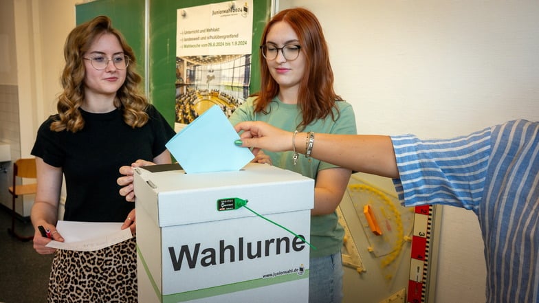 Die Praktikantinnen Rosali Becker (l.) und Lea Schenk haben die Juniorwahl im Harthaer Gymnasium unterstützt.