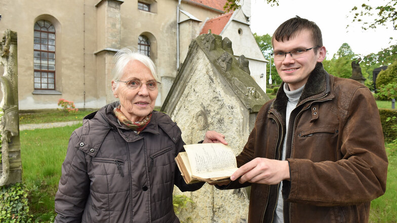 Dank der Tagebuch-Schenkung konnten Kirchvorsteher Peter Behrendt und Ortschronistin Ingeborg Schicht das alte Grab in Possendorf identifizieren. Der Schenker überwies nun sogar eine Spende für ein weiteres Grab.