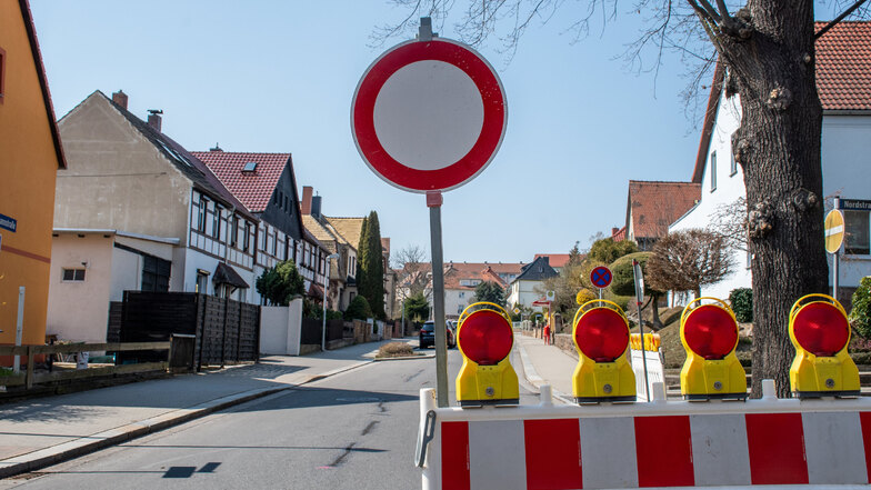 Die Hermannstraße in Roßwein ist am Mittwoch noch voll gesperrt. Es sind Arbeiten am Asphalt der erst 2014 erneuerten Fahrbahn nötig.