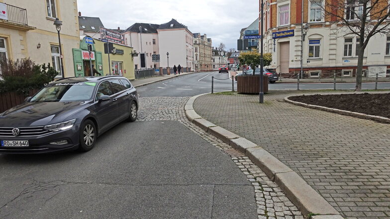 Die Bahnhofstraße wird für Radfahrer geöffnet. Dafür wird die Fahrbahneinengung aufgeweitet.