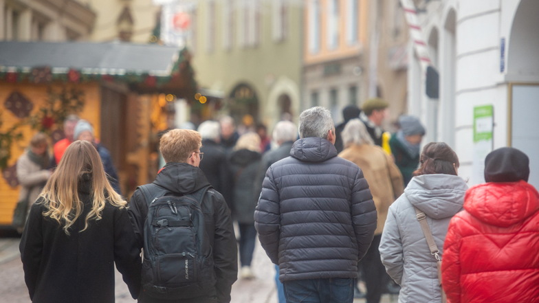 Gut gefüllt war am Sonntag die Meißner Innenstadt. Zahlreiche Passanten nutzten den verkaufsoffenen Sonntag für Weihnachtseinkäufe.
