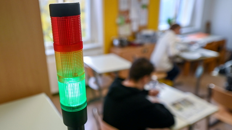 Alle Klassenräume der Schulen in Sachsen sollen mit CO2-Ampeln ausgestattet werden.