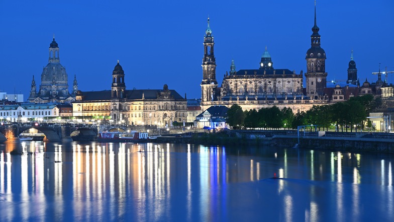 Die Silhouette der Dresdner Altstadt ist berühmt. Nun wird sie nachts wieder angeleuchtet - mit Ausnahme der Frauenkirche.
