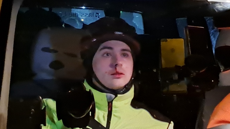 Sichtlich geschockt, mit blutender Nase: Niclas Matthei (18), selbsternannter "Anzeigenhauptmeister", sitzt nach einem Angriff in einem Auto in Bautzen.