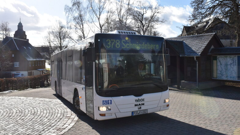 Hier fährt der Bus in Schönfeld ab. Bisher kostete eine Fahrt nach Dipps 4,50 Euro, das ist die zweite Preisstufe. Künftig wird diese Strecke günstiger.