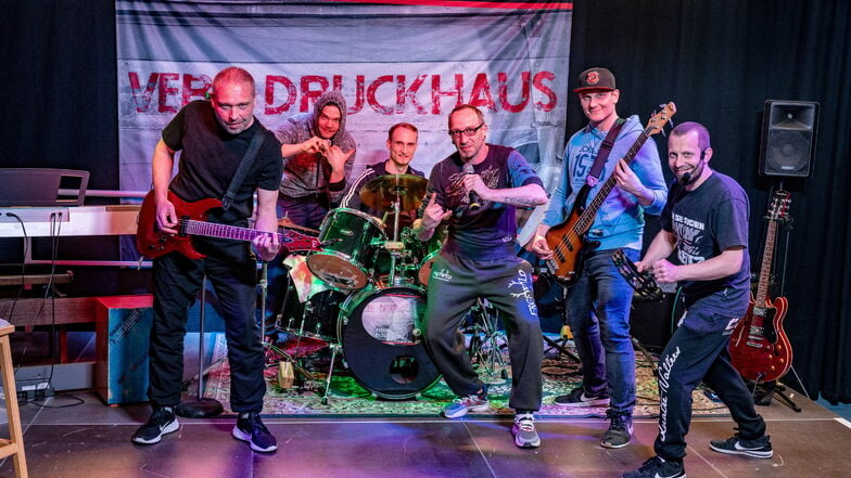 Die Anstaltsband VEB Druckhaus gibt am 23. August im Außenbereich der JVA Waldheim ein Konzert. Wer dabei sein will, muss sich vorher anmelden.  Da die Besetzung der Band ständig wechselt, könnte der eine oder andere auf dem Foto nicht mehr dabei sein.