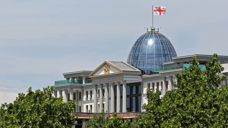 Die Flagge Georgiens weht über dem Präsidentenpalast in Tiflis: Wie der Berliner Reichstag hat das Gebäude eine Glaskuppel, die über einer breiten Fassade mit Säulen thront.