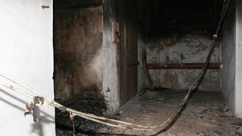 Ein unbekannter Brandstifter zündete im Keller der Bismarkstraße 27 in Görlitz abgestellten Hausrat an. So sah es am nächsten Tag dort aus.