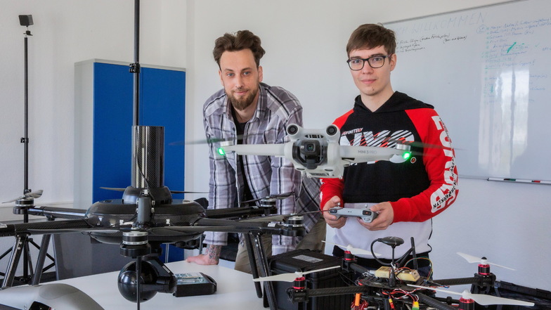 Stefan Schmidt (l.) ist jetzt auf dem Kamenzer Flugplatz mit seiner Firma, dem Drohnen-Service UMCC, gestartet. Florian Helm (r.) ist Ausbilder für professionelle Drohnenpiloten im Kompetenzzentrum "Autonom Elektrisch Fliegen".