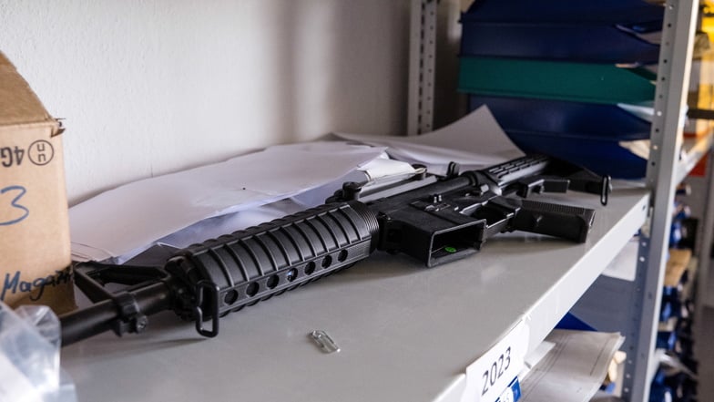 Beschlagnahmte Waffe wie diese und weitere aus den vergangenen Tagen landen in der Asservatenkammer der Bundespolizei Ludwigsdorf.
