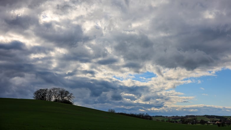 Wolken ziehen bei frischem Wind über die Landschaft.