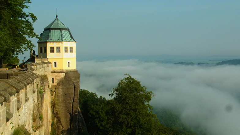 Morgens nach 7 Uhr beim beliebten "Sektfrühstück" auf der Festung Königstein gelang Ines Symm diese Aufnahme, als das Elbtal noch unter einer Nebeldecke ruhte.