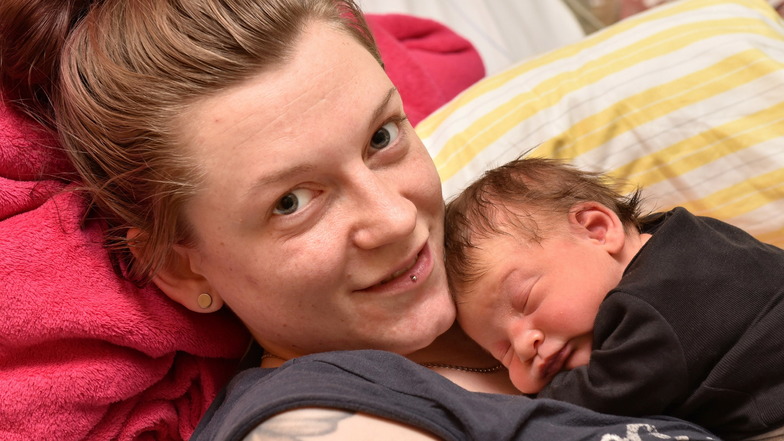 Freitals Neujahrsbaby ist - ein Mädchen: Mia Rosmarie wurde am 1. Januar geboren und kuschelt hier Mutter Nicole Voigtmann.