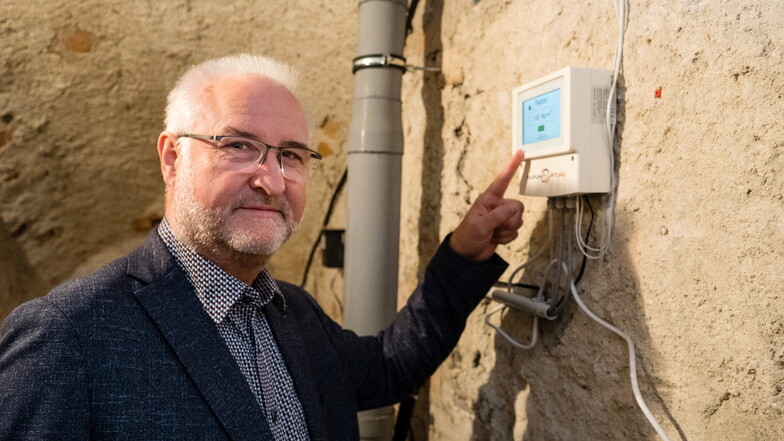 Der Kodersdorfer Bürgermeister René Schöne zeigt im Keller des Rathauses, Straße der Freundschaft 1, ein Radon-Messgerät.