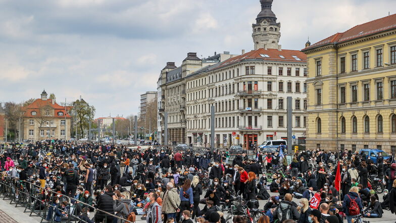 Teilnehmer einer Gegendemonstration protestieren gegen einen Aufmarsch der rechtsextremen Kleinpartei III. Weg in Leipzig.
