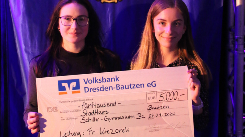 Zwei Schülerinnen vom Schiller-Gymnasium nahmen den Scheck in Empfang.