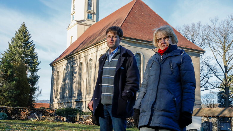 Pfarrer Adam Balcar und Elisabeth Böhmer vom Kirchenvorstand suchen nach Ideen für eine breitere Nutzung der Kirche in Oberoderwitz. Denn nur so kommt genügend Geld für dringende Arbeiten zusammen.