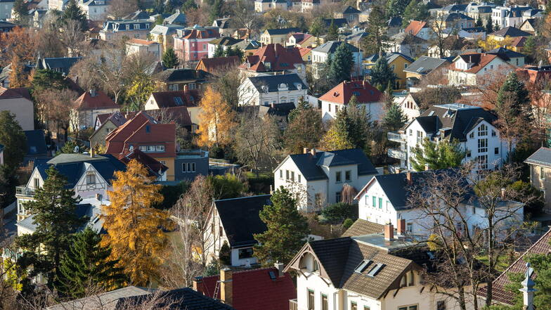 Blick von der Treppe an der Friedensburg auf die Niederlößnitz: Der Stadtteil weist zwischen den Villen viel Grün in Form von Bäumen und Gärten auf.