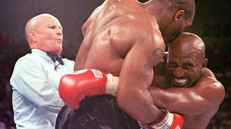 Evander Holyfield (r.), verzieht 1997 in Las Vegas das Gesicht, nachdem ihn sein Herausforderer Mike Tyson ins Ohr gebissen hat.