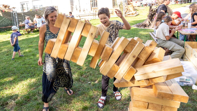 Neben Riesen-Jenga gab es beim Karsdorfer Dorf- und Kinderfest noch viele andere Spiele.