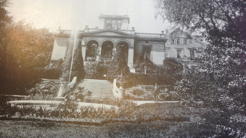 Das Bild zeigt die Lüderssche Villa, heute Schützenstraße 9 (damals noch Schützenstraße 8 ) um das Jahr 1900 mit Springbrunnen im Garten. Die Fläche ist inzwischen sehr deutlich aufgeschüttet worden.