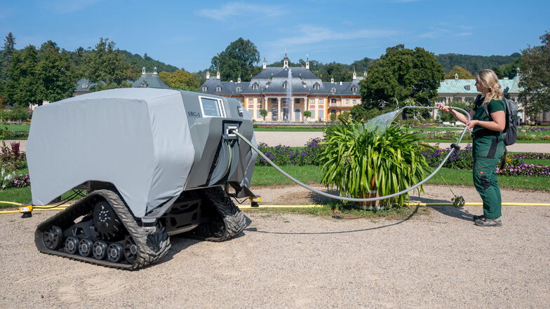 Im Pillnitzer Schlosspark unterstützt jetzt ein Gießroboter zum Beispiel Gärtnerin Gabi Glöckner bei deren Arbeit.