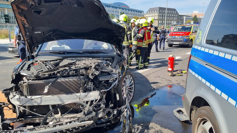 Bei dem Unfall mit dem Dienstwagen von Sachsens Landtagsvizepräsidenten Luise Neuhaus-Wartenberg wurden zwei Polizisten verletzt.