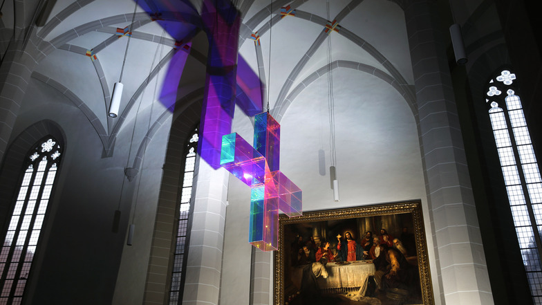Über dem Altar schwebt ein Lichtkreuz. 15 Kilogramm Plexiglas. 