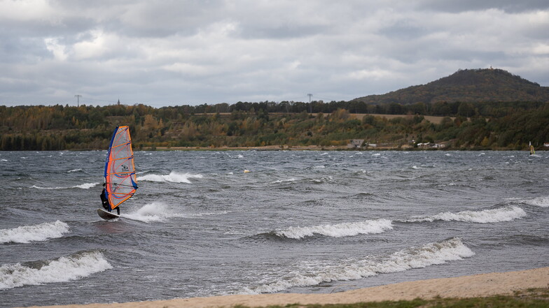 See mit Wind - schön für Surfer, schlecht für manche Böschung.