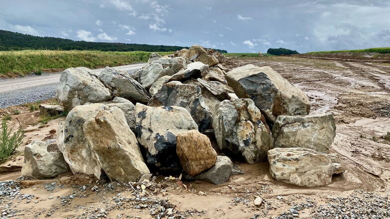 Zum Bild der Bauarbeiten an der neuen B178 gehören auch jede Menge Findlinge. Die aus dem Boden geborgenen Riesensteine werden teilweise verarbeitet oder auch als Geröllhaufen Tieren als Unterschlupf zur Verfügung gestellt.